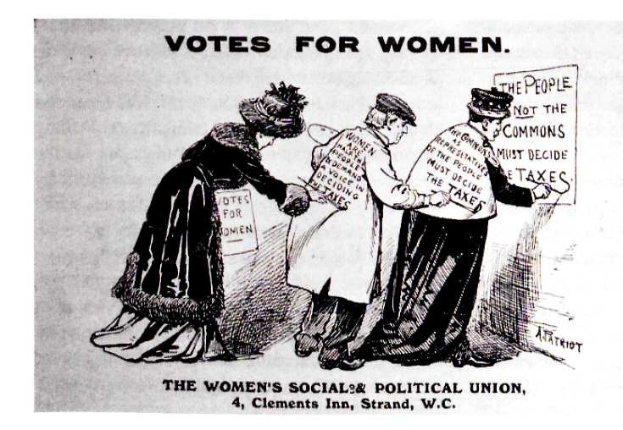 Drei Frauen in traditioneller Kleidung halten ein weißes Papier mit der Aufschrift 'Wahlrecht für Frauen: Die Women's Social & Political Union' gegen einen hellblauen Himmel mit weißen Wolken.