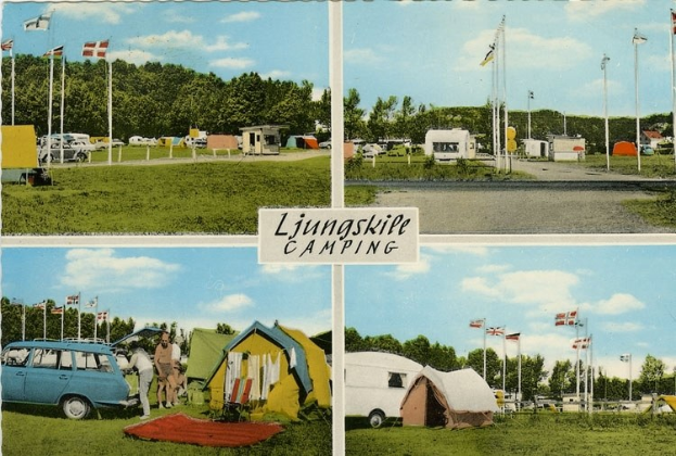 Postkarte eines Campingplatzes mit einem geparkten Auto, Zelten, Menschen, Fahnen, Pfählen, Bäumen, einer Straße, bewölktem Himmel und einer Texttafel im Vordergrund.