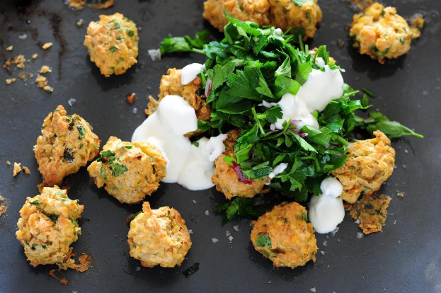 Ein Tablett mit verschiedenen Snacks und einem Behälter mit Sauce.