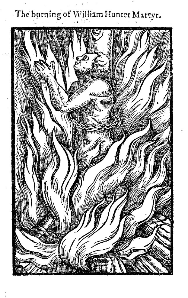 Schwarze und weiße Zeichnung einer Person, die von hellen orangenen und gelben Flammen umgeben ist, mit verschränkten Händen und geschlossenen Augen, betitelt mit "Die Verbrennung von William Hunter Märtyrer."