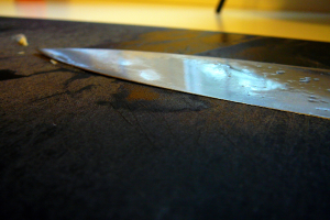 Ein Messer liegt auf einem Tisch.