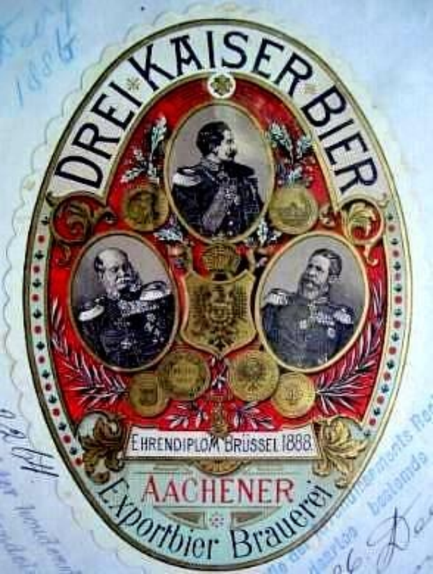 Altes deutsches Bieretikett mit der Aufschrift "Drei Kaiser Bier" mit drei Männern in traditioneller Kleidung, einer hält eine Bierflasche, mit Unterschriften unten auf einem hellblauen Hintergrund.