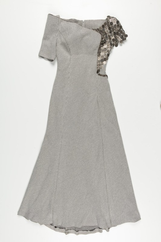 Schwarzes und weißes Paillettenkleid mit engem Oberteil, vollem Rock bis zur Kniehöhe und klassischer Silhouette vor einem weißen Hintergrund.