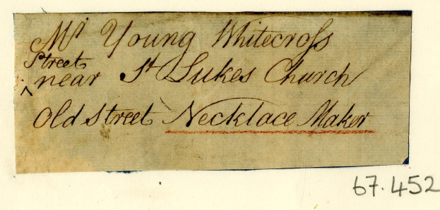 Ein abgegriffenes, leicht zerknittertes Blatt Papier mit verblasster Handschrift, das "Alter Straße Schmuckmacher" lautet.