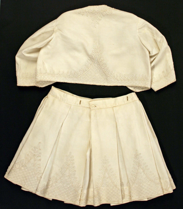 Weißer knielanger Rock mit hohem Bund und ärmelloser Rundhalsbluse auf schwarzem Hintergrund, beide aus glänzendem weißem Stoff.