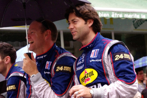 Eine spärliche Menge mit Schirmen zwischen Gebäuden verteilt.