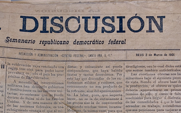 Gelblicher Zeitungsausschnitt mit schwarzer Tinte, Überschrift "Semanario Republicano Democrático Federal", Wort "Diskussion" lesbar, leicht zerknittert mit Anzeichen häufiger Benutzung.