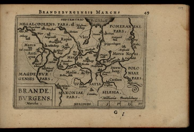 Ein altes Buch mit einem schwarzen Hintergrund, das eine detaillierte Karte der Brandenburg-Region Deutschlands zeigt, einschließlich geografischer Merkmale wie Flüsse, Berge und Städte, zusammen mit Text über die Region.