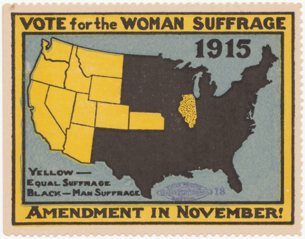 Plakat mit einer U.S.-Karte in Blau-, Grün- und Gelbtönen, das eine fette schwarze Schrift 'Vote for the Woman Suffrage' in der Mitte zeigt.