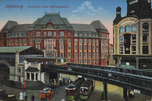 Eine alte Postkarte zeigt einen Bahnhof in Hamburg, Deutschland, mit Menschen, Fahrzeugen, Gebäuden, einer Brücke und einem bewölkten Himmel sowie Text oben.