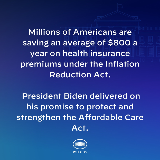 Blauer Hintergrund mit weißer Schrift, die besagt "Millionen von Amerikanern sparen durchschnittlich 800 USD im Jahr bei den Krankenversicherungsprämien unter dem Inflation Reduction Act" in der Mitte, mit einem Logo.