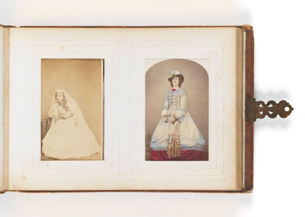 Ein Vintage-Buchumschlag zeigt eine Braut in einem weißen Kleid mit Schleier und Tiara und einen Bräutigam in einem Anzug, der einen Strauß hält, beide strahlend während einer Hochzeitszeremonie.