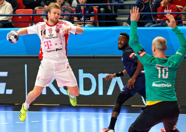 Mannschaft von Männern beim Handballspielen auf einem Feld während des Futsal-Weltmeisterschaftsspiels 2019 zwischen Bayern München und Paris Saint-Germain mit Zuschauern im Hintergrund.